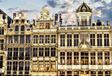 Brüksel 'deki Grand Place' deki tarihi bina, Noel zamanında.