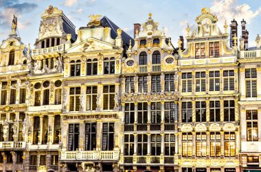 Brüksel 'deki Grand Place' deki tarihi bina, Noel zamanında.