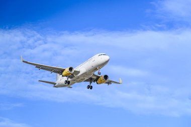 Barselona, İspanya; 16 Temmuz 2023: Vueling şirketinin Airbus A320 uçağı, Josep Tarradellas Barselona-El Prat havaalanına indi.