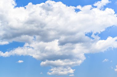 Parlak mavi gökyüzünde beyaz bulutlar. Doğanın güzelliği