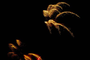 Gece gökyüzünü aydınlatan havai fişekler. Piroteknik, soyut