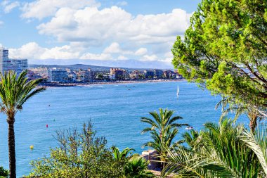Güneşli bir günde, ünlü şatosundan Peiscola sahilinin beyaz bulutlu manzarası. Castellon, Valensiyalı Topluluğu, İspanya