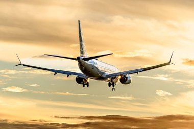 Barselona, İspanya; 1 Kasım 2023: LOT Polonya Havayolları şirketinin Boeing 737 uçağı, gün batımında Josep Tarradellas Barselona-El Prat havaalanına indi.