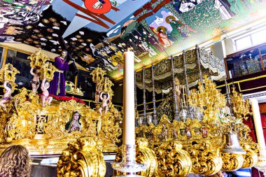 Malaga, Endülüs, İspanya; 4 Nisan 2023: Kutsal Hafta, Kutsal Bakire Meryem 'in geçişi ve İsa' nın Tatlı Adı 'nın geçişi, Bazilika-Casa Hermandad del Paso de La Esperanza