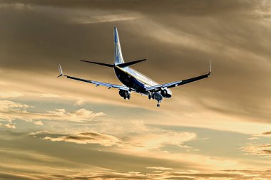 Barcelona, İspanya; 1 Kasım 2023: Boeing 737-8 Ryanair şirketinin uçağı olarak, gün batımında Josep Tarradellas Barselona-El Prat havaalanına indi.