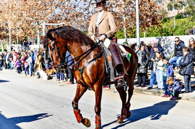 Igualada, Barcelona, 21 Ocak 2024: Geleneksel Sant Antoni Abad Festivali, Los Tres Tombs de Igualada. Antik gelenek loncasının 202. baskısı