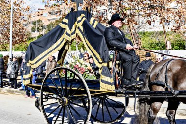 Igualada, Barcelona, 21 Ocak 2024: Geleneksel Sant Antoni Abad Festivali, Los Tres Tombs de Igualada. Antik gelenek loncasının 202. baskısı