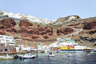 Oia, Santorini, Yunanistan; 22 Haziran 2022: Kiklad Dağları 'ndaki beyaz sarayların ve kaldırımlı sokakların manzarası. Güney Ege Denizi kıyısında bir kasaba.