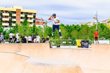 Igualada, Barcelona; 16 Temmuz 2023: Igualada, Barcelona 'daki yeni Kaykay Parkı' nda Scootering yapan genç adam