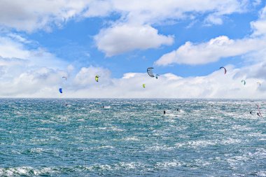 Trafalgar Deniz Feneri, Barbate, Cadiz 'in yanındaki Los Caos de Meja plajında uçurtma sörfü yapanlar.