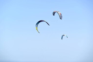 Los Caos de Meca, Barbate, Cdiz; 19 Ağustos 2022: Trafalgar Deniz Feneri sahilinin önünde uçurtma sörfü yapan atletler