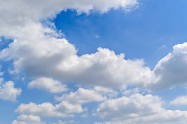 Mavi gökyüzü ve beyaz bulutlar. Doğanın güzelliği