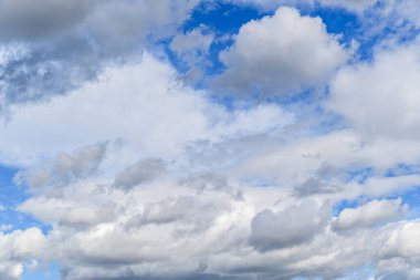Mavi gökyüzü ve beyaz bulutlar. Doğanın güzelliği