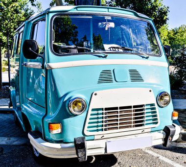 Eski, klasik bir arabanın, eski bir aracın detayları.