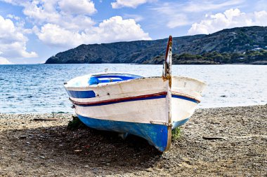 Cadaques, Costa Brava, Girona sahillerindeki tipik balıkçı teknesi.