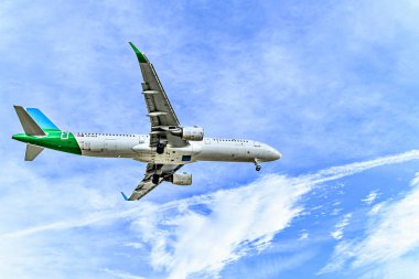 Barselona, İspanya; 1 Kasım 2023: Vueling şirketinin Airbus A321 uçağı, Josep Tarradellas Barselona-El Prat havaalanına indi.