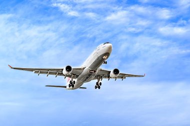 Barselona, İspanya; 1 Kasım 2023: Airbus A330 uçağı, Josep Tarradellas Barselona-El Prat havaalanına indi.