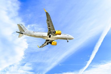 Barselona, İspanya; 1 Kasım 2023: Vueling şirketinin Airbus A320 uçağı, Josep Tarradellas Barselona-El Prat havaalanına indi.