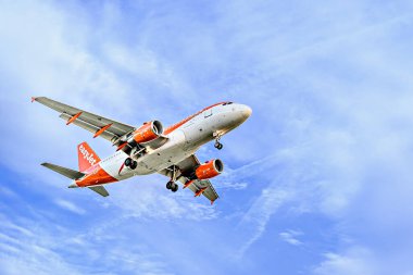 Barselona, İspanya; 1 Kasım 2023: Easyjet Avrupa şirketinin Airbus A319 uçağı, El Prat, Barcelona, İspanya 'daki Josep Tarradellas havaalanına indi.