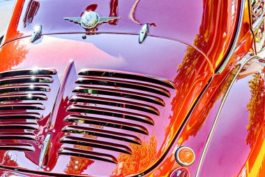 Igualada, Barcelona, İspanya; 1 Ekim 2023: Red Renault 4CV (RNUR) klasik araç yolda bulundu. Eski, eski