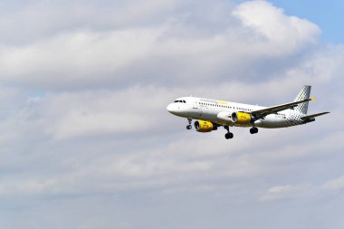 Barcelona, İspanya, 09 Ekim 2022, Vueling şirketinin Airbus A320 uçağı, Barcelona-El Prat 'taki Josep Tarradellas Havaalanına indi.