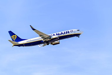 Barselona, İspanya; 12 Mart 2023: Ryanair şirketinin Boeing 737 uçağı, Josep Tarradellas Barselona-El Prat havaalanından havalandı.