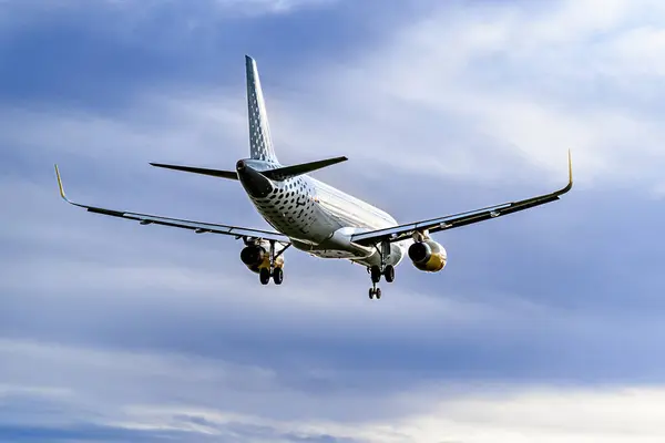 Barcelona España Noviembre 2023 Airbus A320 Avión Compañía Vueling Aterrizando — Foto de Stock