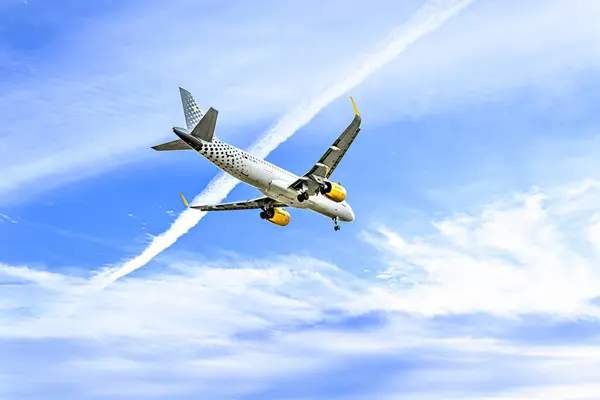 Barcelona Spain November 2023 Airbus A320 Plane Vueling Company Landing — Stock Photo, Image