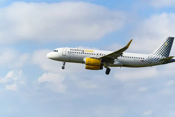 Barcelona Espanja Lokakuuta 2022 Vueling Yhtiön Airbus A320 Kone Laskeutuminen — kuvapankkivalokuva