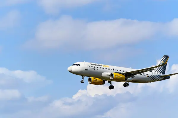 Barcelona Espanja Lokakuuta 2022 Vueling Yhtiön Airbus A320 Kone Laskeutuminen — kuvapankkivalokuva
