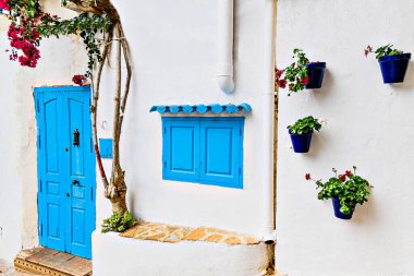 Mojacar, Almera, Endülüs 'te mavi kapılı tipik bir beyaz ev.