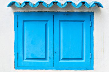 Mojacar, Almera, Endülüs 'te mavi kapılı tipik bir beyaz ev.
