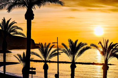 Turuncu gökyüzü ile güzel bir gün batımı Aguadulce sahilinde, Almerya, Endülüs