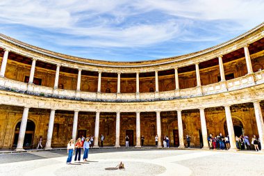 Granada, İspanya, 5 Nisan 2024; Alhambra, Granada, İspanya 'daki Charles V Sarayı' nın avlusunda gezinen turistler.