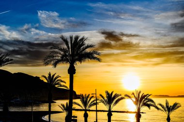 Turuncu gökyüzü ile güzel bir gün batımı Aguadulce sahilinde, Almerya, Endülüs