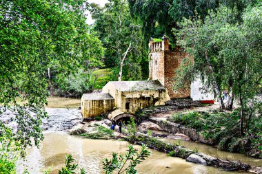 Guadaira kıyısındaki Carob değirmeni, Sevilla, Alcala deGuadaira 'daki Oromana parkı içinde.