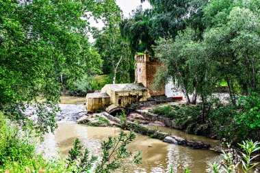 Guadaira kıyısındaki Carob değirmeni, Sevilla, Alcala deGuadaira 'daki Oromana parkı içinde.