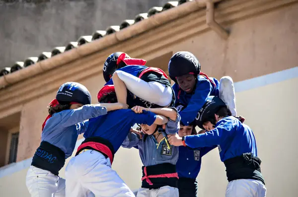 Igualada, Barcelona; 28 de abril de 2019: Das de Castelleras de Barcelona. 24 aniversario del grupo Moixiganguers de Igualada, torres humanas de Vila de Gracia construyendo una torre humana