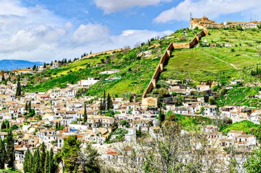 Granada, İspanya; 5 Nisan 2024: Sacromonte Duvarı, Albaicn, Granada, Alhambra