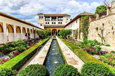 Granada, İspanya, 5 Nisan 2024: Çeşmeleriyle Patio de la Acequia 'nın manzarası, Granada, Endülüs, İspanya' daki Alhambra 'nın Generalife Sarayı