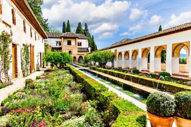 Granada, İspanya, 5 Nisan 2024: Çeşmeleriyle Patio de la Acequia 'nın manzarası, Granada, Endülüs, İspanya' daki Alhambra 'nın Generalife Sarayı