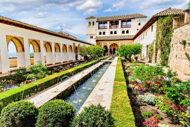 Granada, İspanya, 5 Nisan 2024: Çeşmeleriyle Patio de la Acequia 'nın manzarası, Granada, Endülüs, İspanya' daki Alhambra 'nın Generalife Sarayı