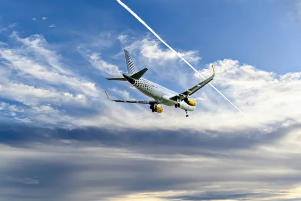 Barselona, İspanya; 1 Kasım 2023: Vueling şirketinin Airbus A320 uçağı, Josep Tarradellas Barselona-El Prat havaalanına indi.