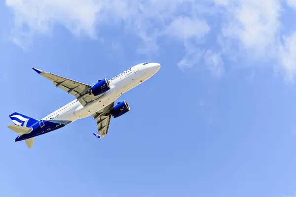 Barselona, İspanya; 18 Mayıs 2024: Ege havayolu A320 sefer sayılı Airbus, Barselona-El Prat 'taki Josep Tarradellas havaalanından havalanmaktadır.