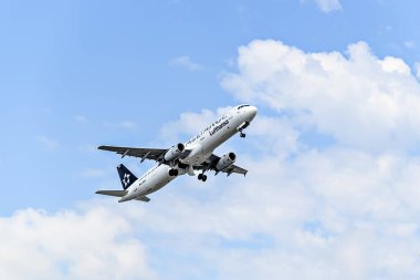 Barselona, İspanya; 18 Mayıs 2024: Lufthansa havayolu A321 sefer sayılı Airbus, Barselona-El Prat 'taki Josep Tarradellas havaalanından havalanmaktadır..