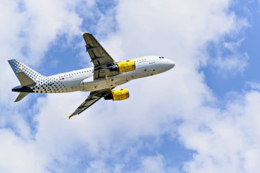 Barselona, İspanya; 18 Mayıs 2024: Vueling havayolu A319 sefer sayılı Airbus, Barcelona-El Prat 'taki Josep Tarradellas havaalanından havalanmaktadır..