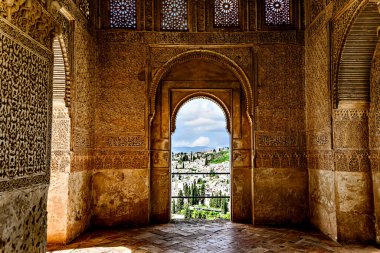 Granada, İspanya; 5 Nisan 2024: Generalife Kraliyet Avlusu 'nun penceresinden Albaicn ve Sacromonte manzarası
