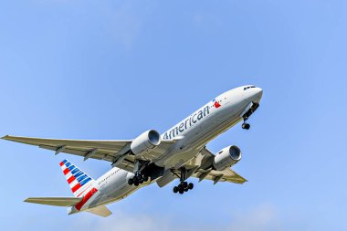 Barselona, İspanya; 18 Mayıs 2024: Amerikan Havayolları şirketinin Boeing 777 uçağı, Barcelona-El Prat 'taki Josep Tarradellas havaalanından havalandı.