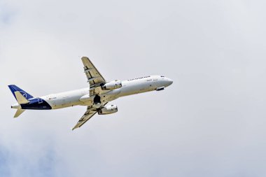 Barselona, İspanya; 18 Mayıs 2024: Lufthansa şirketinin Airbus A321 uçağı, Josep Tarradellas havaalanından El Prat, Barcelona, İspanya