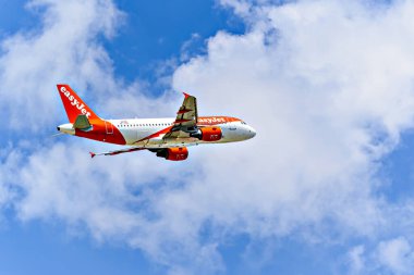 Barselona, İspanya; 18 Mayıs 2024: Easyjet Europa havayolu A319 sefer sayılı Airbus, Barselona-El Prat 'taki Josep Tarradellas havaalanından havalanmaktadır..